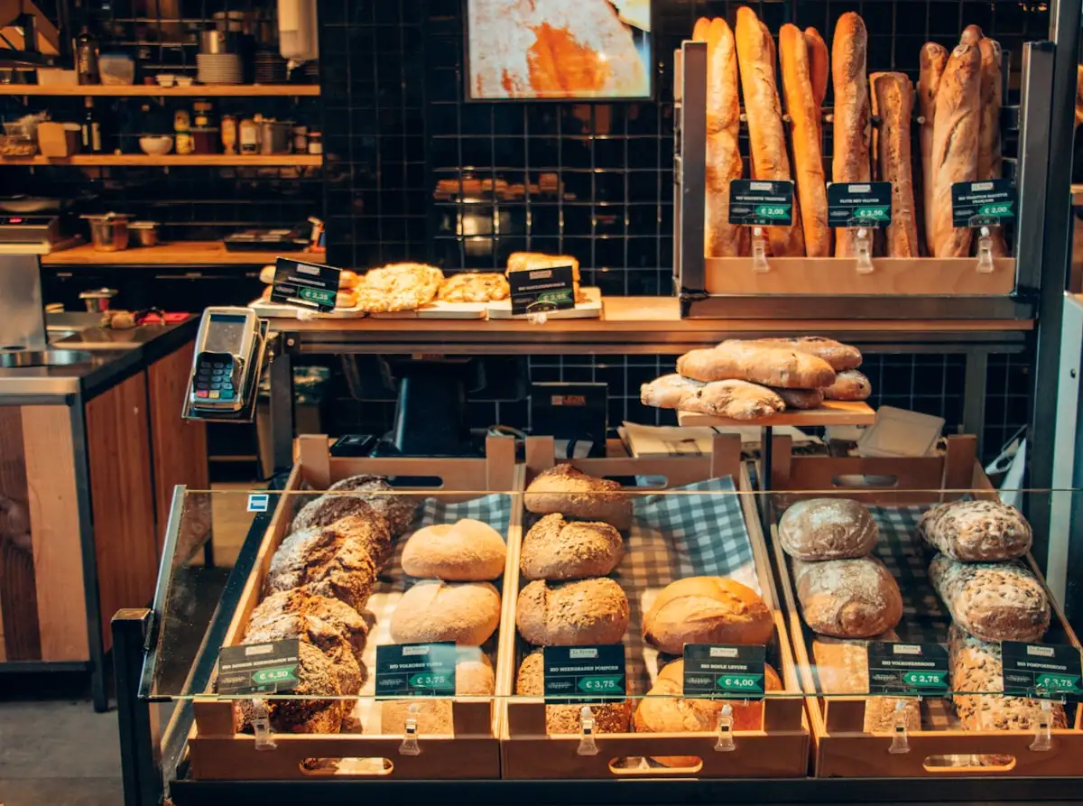 Vitrine d'une boulangerie artisanale : pains et terminal de paiement