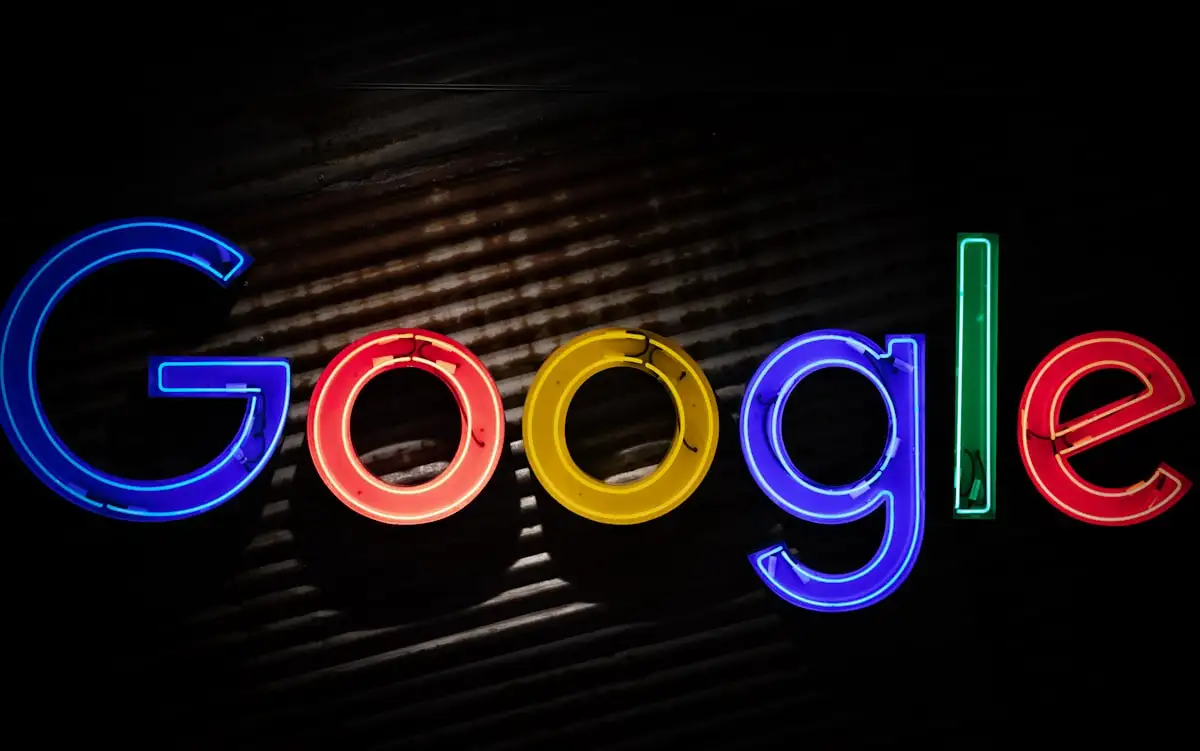 Enseigne lumineuse du logo Google dans la pénombre