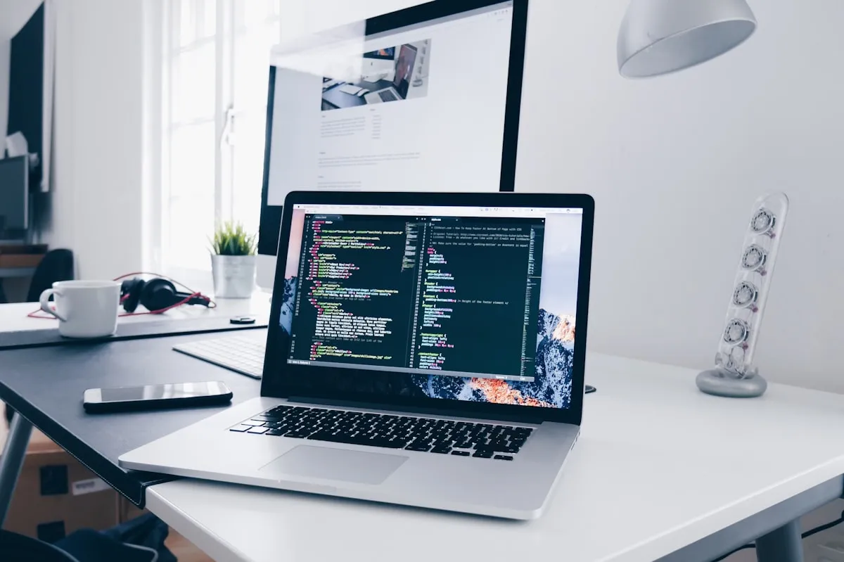 Ordinateur portable affichant du code sur un bureau de travail