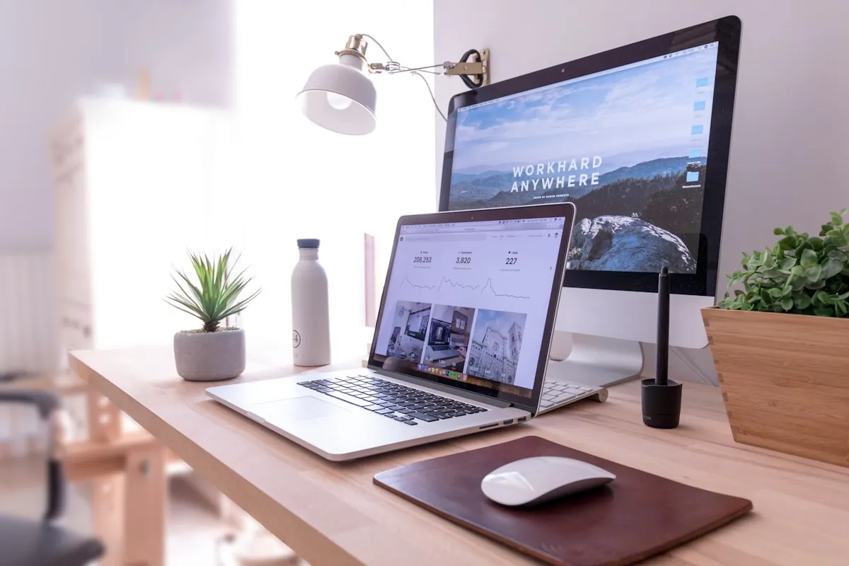 Bureau de travail lumineux avec ordinateur portable affichant un site web
