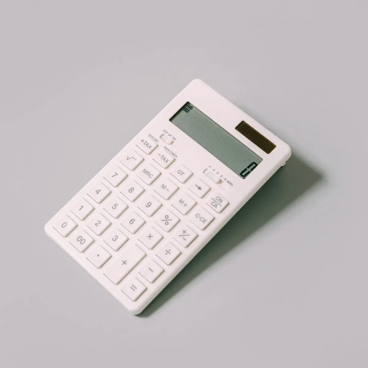 Calculatrice posée sur un bureau : établir le budget de son site internet