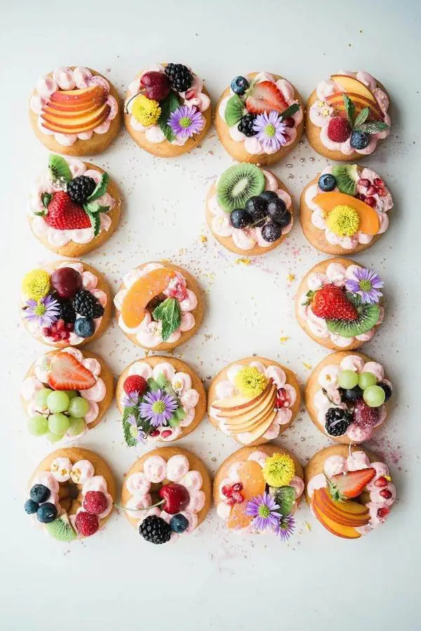 Assortiment de tartelettes garnies de fraises, kiwis, myrtilles et fruits frais