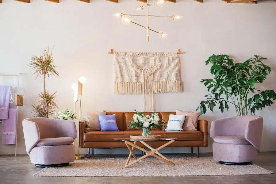 Salon chaleureux aux tons terracotta, éclairé par des lampes douces et décoré de céramiques artisanales